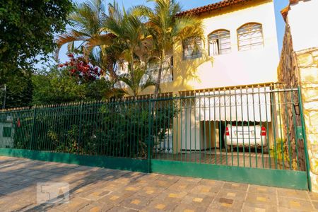 Casa à venda com 233m², 5 quartos e 5 vagasFachada