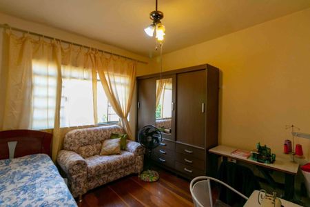 Casa à venda com 233m², 5 quartos e 5 vagasQuarto 2