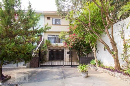 Casa à venda com 209m², 3 quartos e 2 vagas Casa à venda com 209m², 3 quartos e 2 vagasFachada