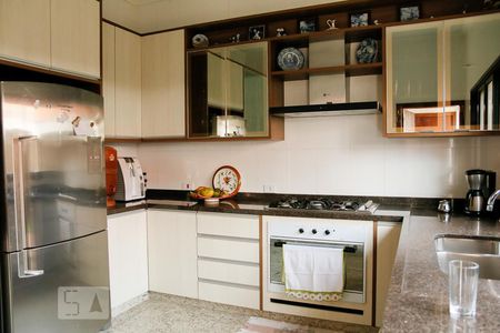 Casa à venda com 400m², 5 quartos e 8 vagasCozinha