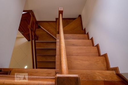 Casa à venda com 150m², 3 quartos e 2 vagas Casa à venda com 150m², 3 quartos e 2 vagasEscadas