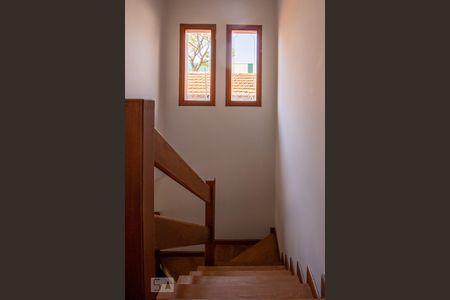 Casa à venda com 150m², 3 quartos e 2 vagas Casa à venda com 150m², 3 quartos e 2 vagasEscadas