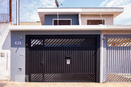 Casa à venda com 150m², 3 quartos e 2 vagas Casa à venda com 150m², 3 quartos e 2 vagasFachada