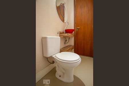 Casa à venda com 150m², 3 quartos e 2 vagas Casa à venda com 150m², 3 quartos e 2 vagasLavabo