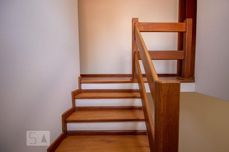 Casa à venda com 150m², 3 quartos e 2 vagas Casa à venda com 150m², 3 quartos e 2 vagasEscadas