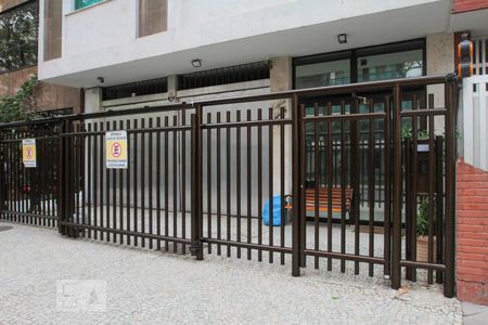 Apartamento à venda com 250m², 3 quartos e 1 vaga Apartamento à venda com 250m², 3 quartos e 1 vagaFachada e portaria