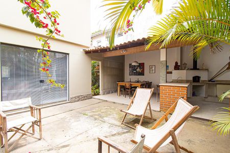 Casa à venda com 390m², 4 quartos e 4 vagas Casa à venda com 390m², 4 quartos e 4 vagasvaranda