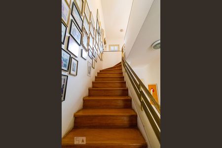 Casa à venda com 390m², 4 quartos e 4 vagas Casa à venda com 390m², 4 quartos e 4 vagasEscada