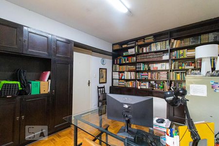 Casa à venda com 390m², 4 quartos e 4 vagas Casa à venda com 390m², 4 quartos e 4 vagasEscritório