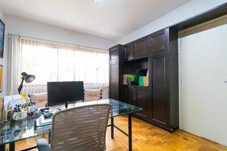 Casa à venda com 390m², 4 quartos e 4 vagas Casa à venda com 390m², 4 quartos e 4 vagasEscritório