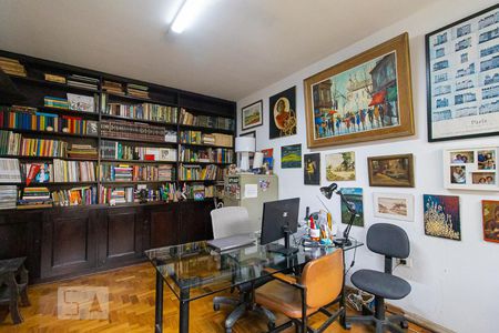Casa à venda com 390m², 4 quartos e 4 vagas Casa à venda com 390m², 4 quartos e 4 vagasEscritório