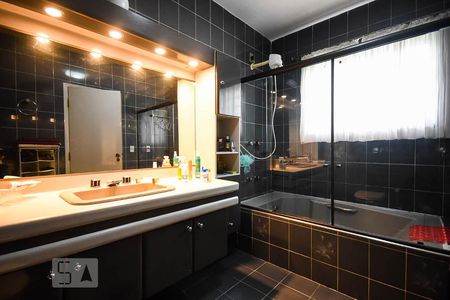 Casa à venda com 636m², 4 quartos e 6 vagasBanheiro suíte 2