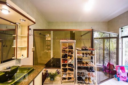 Casa à venda com 636m², 4 quartos e 6 vagasBanheiro suíte 4