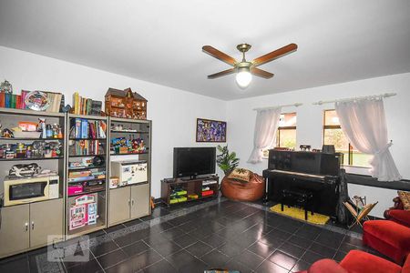 Casa à venda com 636m², 4 quartos e 6 vagasSala de tv 2