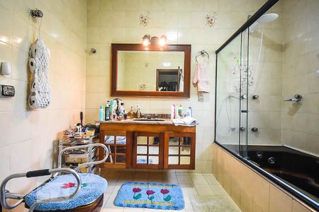 Casa à venda com 636m², 4 quartos e 6 vagasBanheiro suíte 1