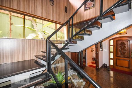 Casa à venda com 636m², 4 quartos e 6 vagasEscada