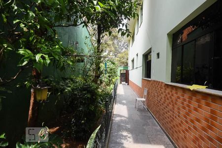 Casa à venda com 636m², 4 quartos e 6 vagasLateral