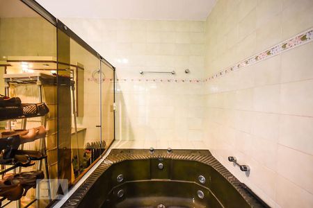 Casa à venda com 636m², 4 quartos e 6 vagasBanheiro suíte 4