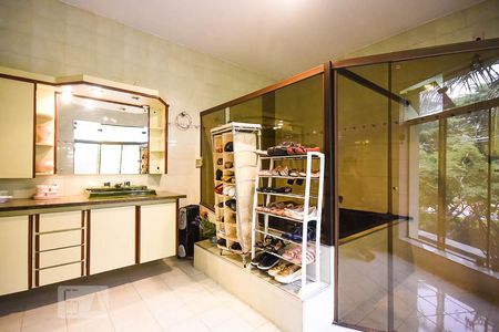 Casa à venda com 636m², 4 quartos e 6 vagasBanheiro suíte 4