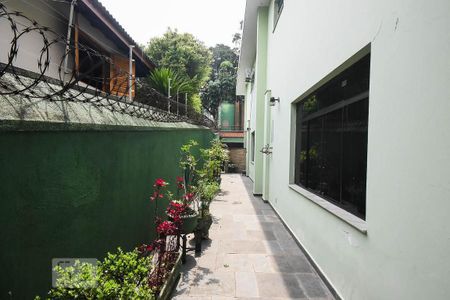 Casa à venda com 636m², 4 quartos e 6 vagasLateral