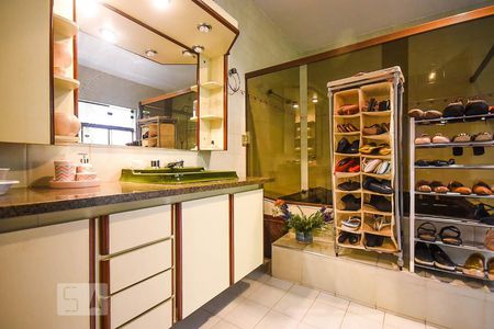 Casa à venda com 636m², 4 quartos e 6 vagasBanheiro suíte 4