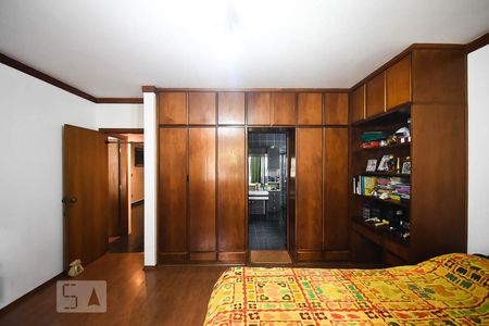 Casa à venda com 636m², 4 quartos e 6 vagasSuíte 2