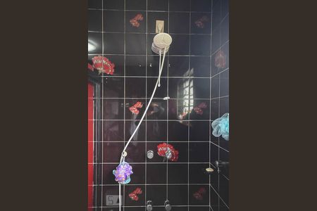 Casa à venda com 636m², 4 quartos e 6 vagasChuveiro do banheiro da suíte 3