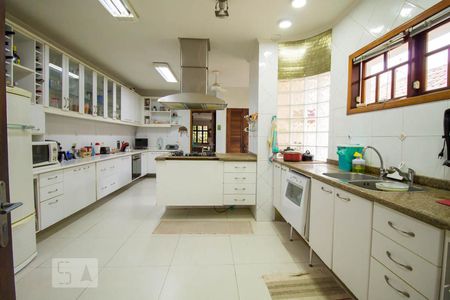 Casa à venda com 286m², 4 quartos e 5 vagas Casa à venda com 286m², 4 quartos e 5 vagasCozinha