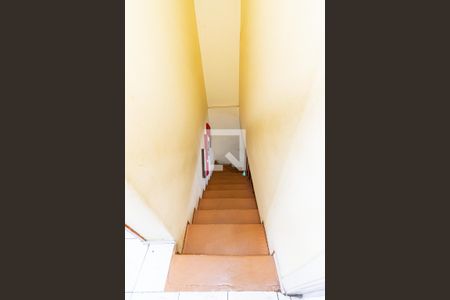 Casa à venda com 171m², 2 quartos e 2 vagas Casa à venda com 171m², 2 quartos e 2 vagasEscada