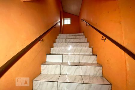 Casa à venda com 160m², 3 quartos e 2 vagas Casa à venda com 160m², 3 quartos e 2 vagasEscada
