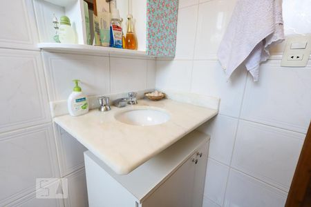 Casa à venda com 130m², 4 quartos e 2 vagas Casa à venda com 130m², 4 quartos e 2 vagasBanheiro Suíte