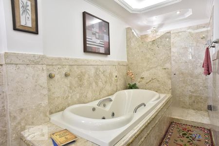 Casa à venda com 500m², 4 quartos e 5 vagasBanheiro da Suíte 2