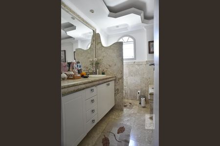 Casa à venda com 500m², 4 quartos e 5 vagasBanheiro da Suíte 2