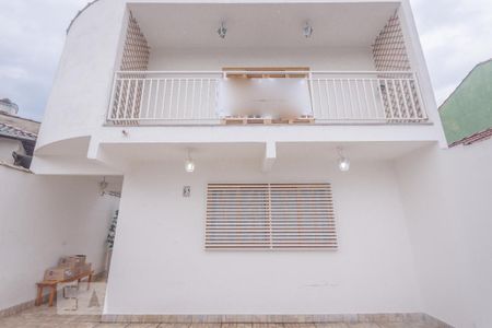 Casa à venda com 200m², 3 quartos e 2 vagas Casa à venda com 200m², 3 quartos e 2 vagasFachada