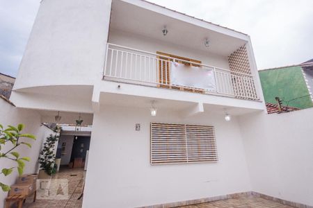 Casa à venda com 200m², 3 quartos e 2 vagas Casa à venda com 200m², 3 quartos e 2 vagasFachada