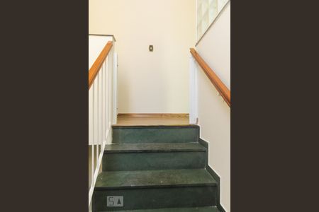 Casa à venda com 177m², 3 quartos e 2 vagasEscada