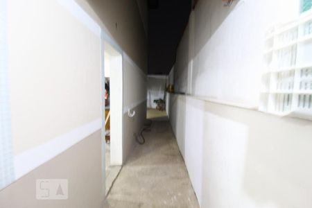 Casa à venda com 267m², 3 quartos e 8 vagasCorredor lateral garagem