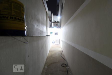 Casa à venda com 267m², 3 quartos e 8 vagasCorredor lateral garagem