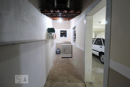 Casa à venda com 267m², 3 quartos e 8 vagasCorredor lateral garagem