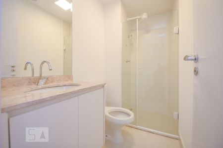 Banheiro de kitnet/studio para alugar com 1 quarto, 26m² em Centro, São Paulo