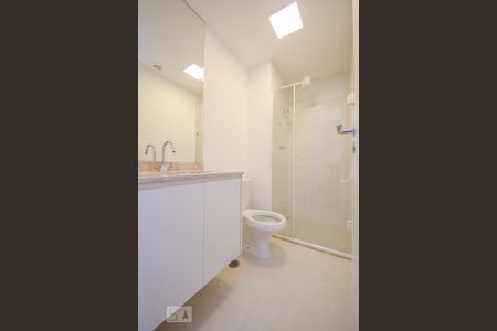 Banheiro de kitnet/studio para alugar com 1 quarto, 26m² em Centro, São Paulo