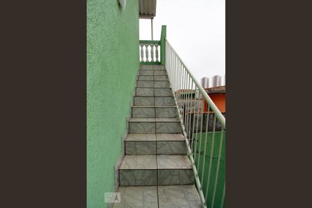 Casa à venda com 179m², 2 quartos e 2 vagas Casa à venda com 179m², 2 quartos e 2 vagasEscada
