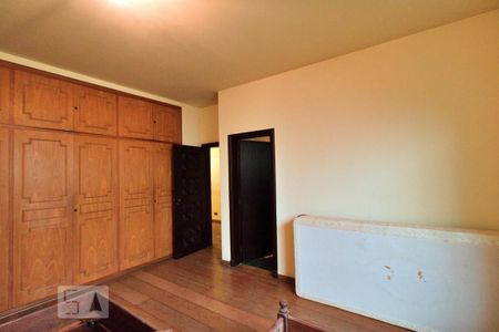 Casa à venda com 900m², 4 quartos e 6 vagas Casa à venda com 900m², 4 quartos e 6 vagasSuíte 4