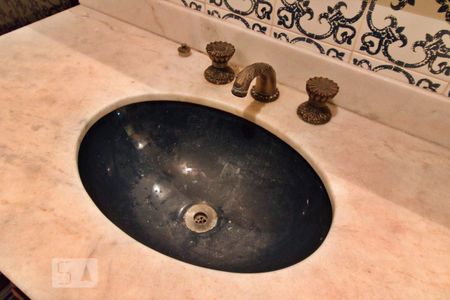 Casa à venda com 900m², 4 quartos e 6 vagas Casa à venda com 900m², 4 quartos e 6 vagasBanheiro da Suíte 2