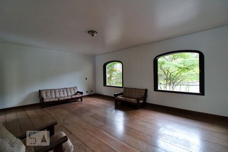 Casa à venda com 900m², 4 quartos e 6 vagas Casa à venda com 900m², 4 quartos e 6 vagasSalão de Festas