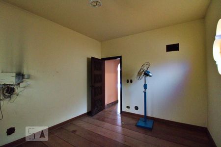 Casa à venda com 900m², 4 quartos e 6 vagas Casa à venda com 900m², 4 quartos e 6 vagasSala Externa