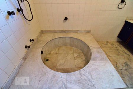 Casa à venda com 900m², 4 quartos e 6 vagas Casa à venda com 900m², 4 quartos e 6 vagasBanheiro da Suíte 1