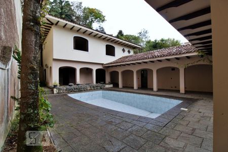 Casa à venda com 900m², 4 quartos e 6 vagas Casa à venda com 900m², 4 quartos e 6 vagasPiscina