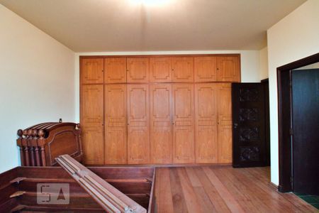 Casa à venda com 900m², 4 quartos e 6 vagas Casa à venda com 900m², 4 quartos e 6 vagasSuíte 4