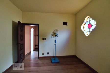 Casa à venda com 900m², 4 quartos e 6 vagas Casa à venda com 900m², 4 quartos e 6 vagasSala Externa